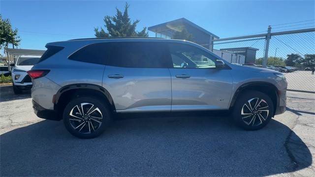 Buick Enclave Vehicle Full-screen Gallery Image 09