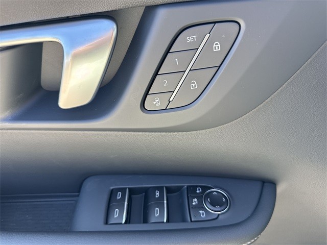 Buick Enclave Vehicle Full-screen Gallery Image 13