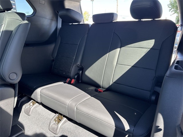 Buick Enclave Vehicle Full-screen Gallery Image 24