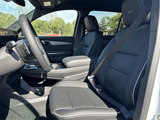 Buick Enclave Vehicle Full-screen Gallery Image 11