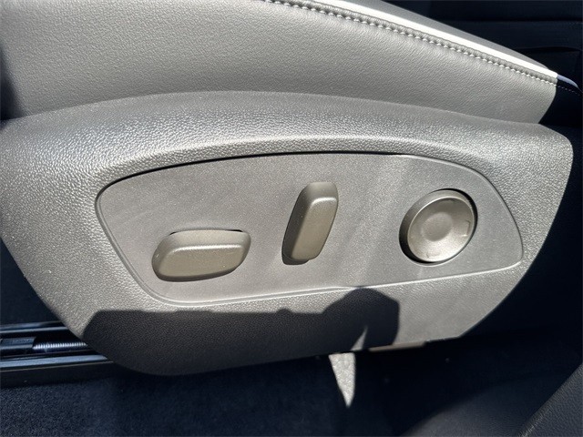 Buick Enclave Vehicle Full-screen Gallery Image 12