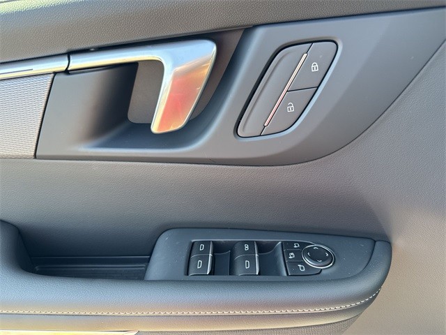 Buick Enclave Vehicle Full-screen Gallery Image 13