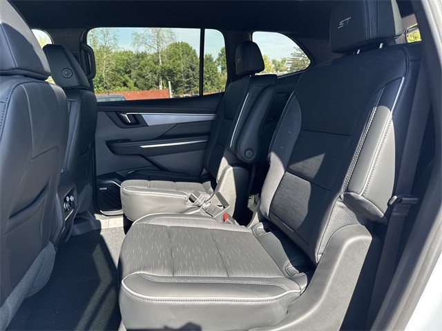 Buick Enclave Vehicle Full-screen Gallery Image 22