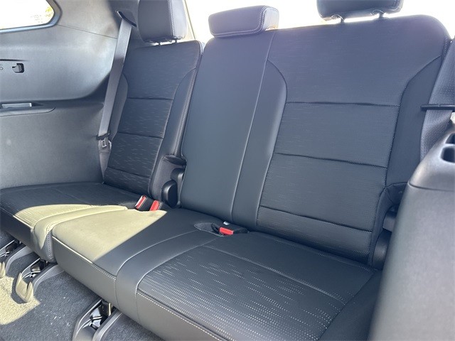 Buick Enclave Vehicle Full-screen Gallery Image 23