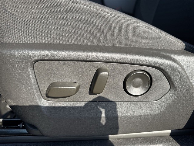 GMC Sierra 1500 Vehicle Full-screen Gallery Image 12