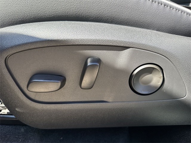 Buick Enclave Vehicle Full-screen Gallery Image 12