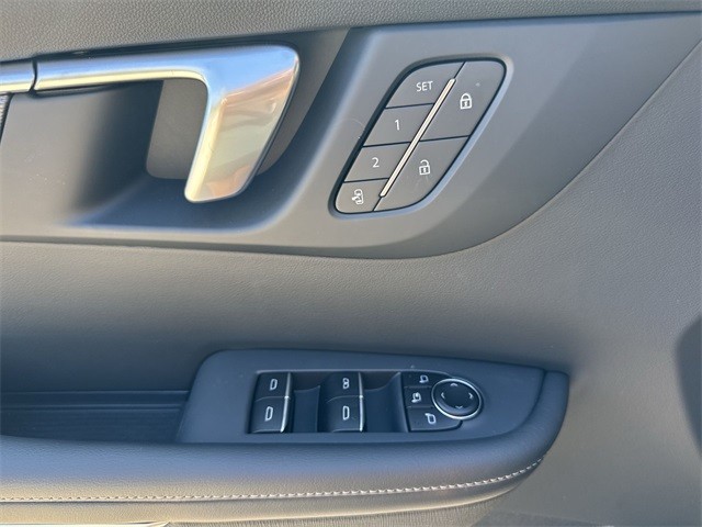 Buick Enclave Vehicle Full-screen Gallery Image 13