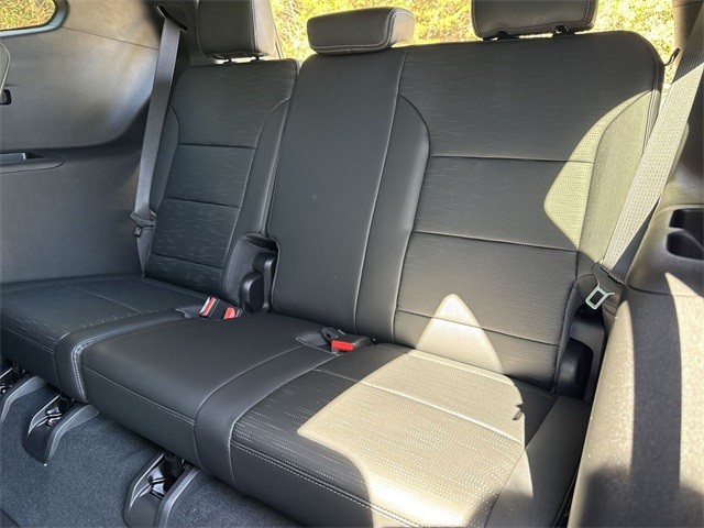 Buick Enclave Vehicle Full-screen Gallery Image 23