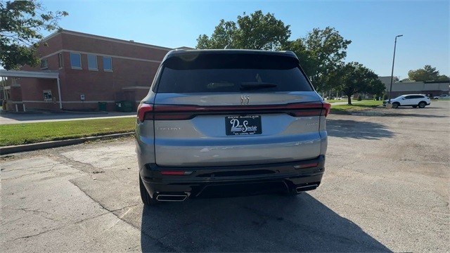Buick Enclave Vehicle Full-screen Gallery Image 07