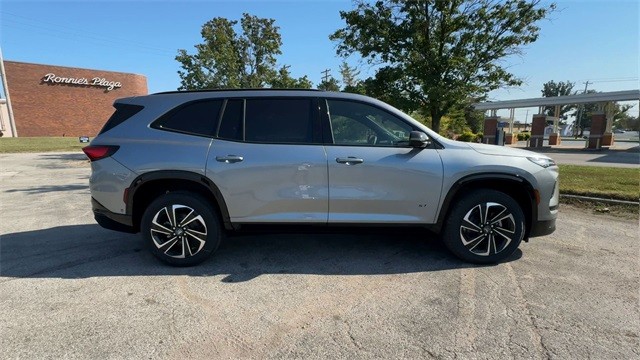 Buick Enclave Vehicle Full-screen Gallery Image 09