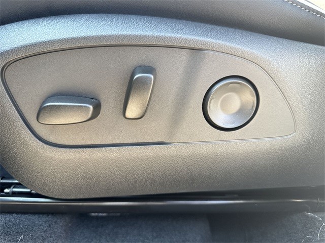 Buick Enclave Vehicle Full-screen Gallery Image 12