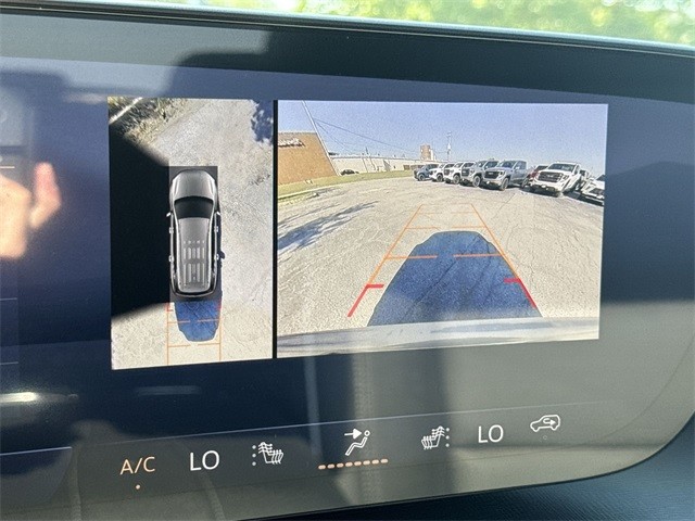 Buick Enclave Vehicle Full-screen Gallery Image 17