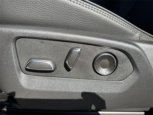 GMC Sierra 1500 Vehicle Full-screen Gallery Image 12