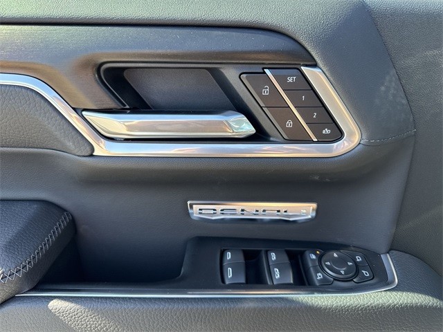 GMC Sierra 1500 Vehicle Full-screen Gallery Image 13