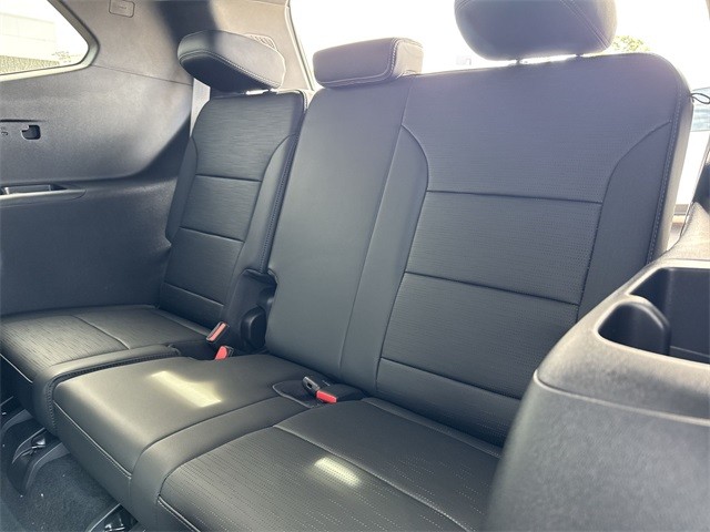 Buick Enclave Vehicle Full-screen Gallery Image 23