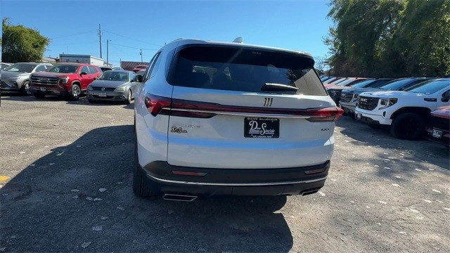 Buick Enclave Vehicle Full-screen Gallery Image 07