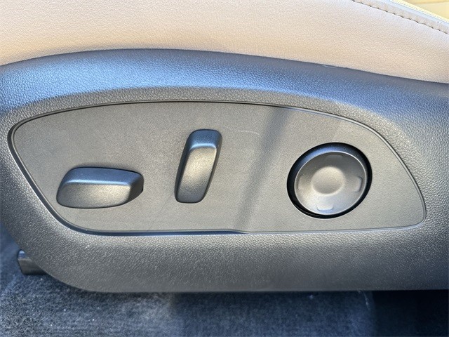 Buick Enclave Vehicle Full-screen Gallery Image 12