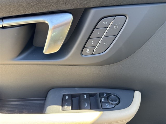 Buick Enclave Vehicle Full-screen Gallery Image 13