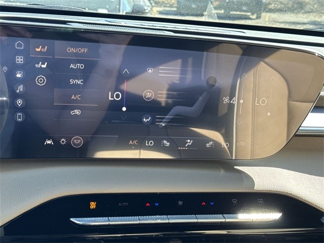 Buick Enclave Vehicle Full-screen Gallery Image 19