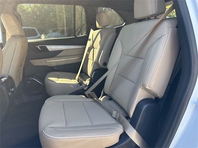 Buick Enclave Vehicle Full-screen Gallery Image 22