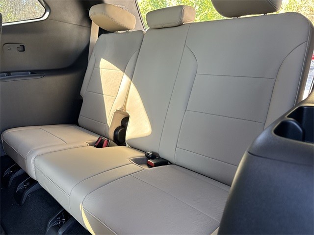 Buick Enclave Vehicle Full-screen Gallery Image 23