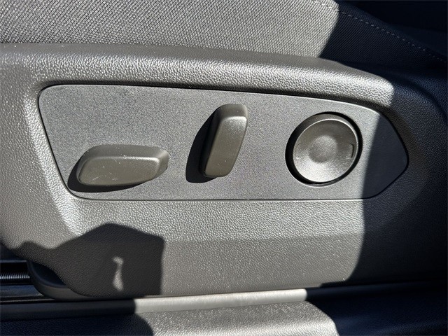 GMC Sierra 1500 Vehicle Full-screen Gallery Image 12