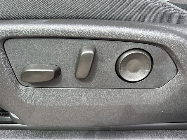 GMC Sierra 1500 Vehicle Full-screen Gallery Image 12