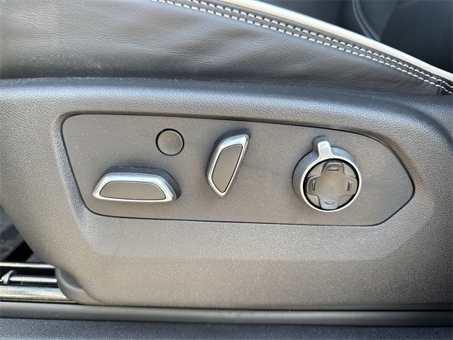 GMC Sierra 1500 Vehicle Full-screen Gallery Image 12