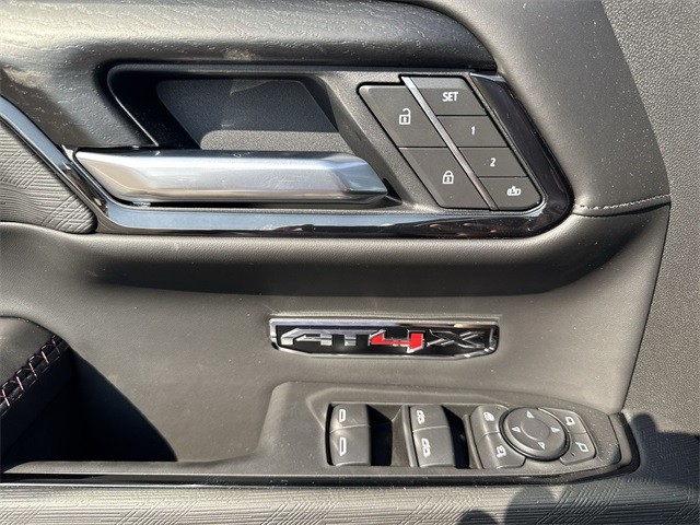 GMC Sierra 1500 Vehicle Full-screen Gallery Image 13