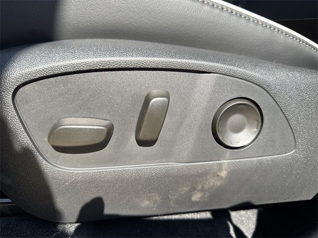 Buick Enclave Vehicle Full-screen Gallery Image 12