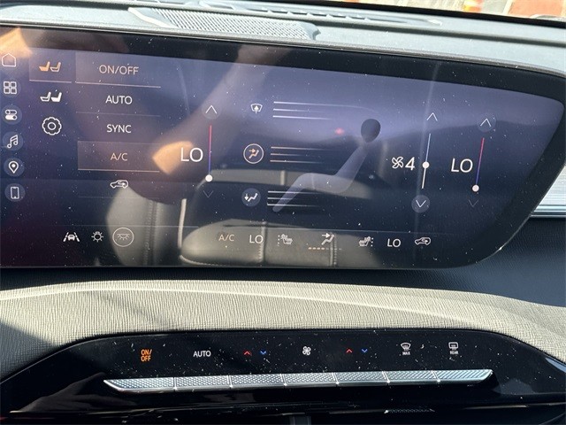 Buick Enclave Vehicle Full-screen Gallery Image 19