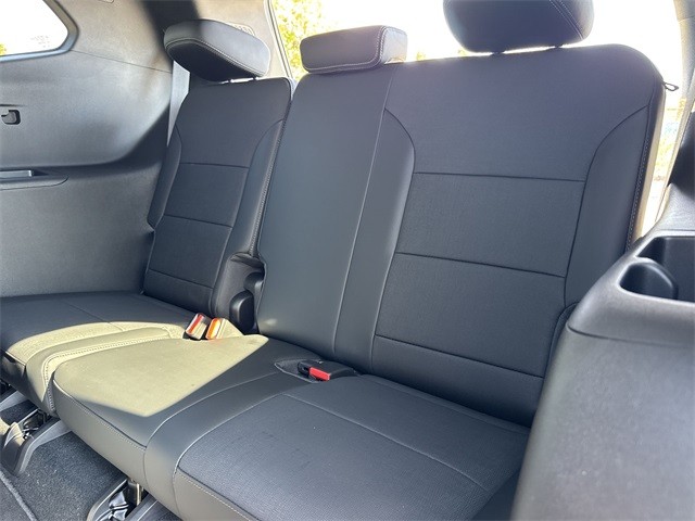 Buick Enclave Vehicle Full-screen Gallery Image 23