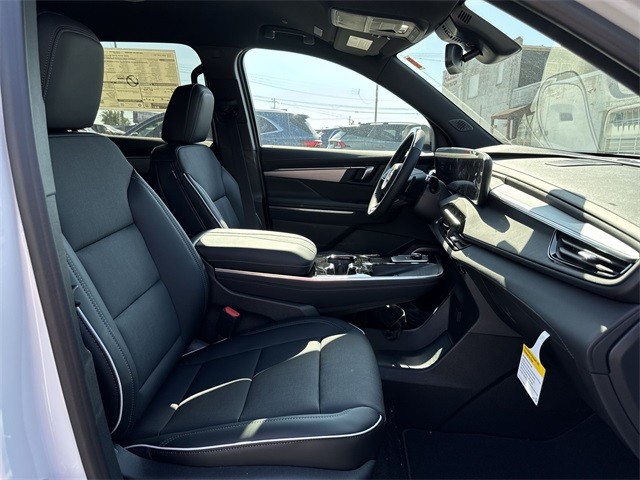 Buick Enclave Vehicle Full-screen Gallery Image 25