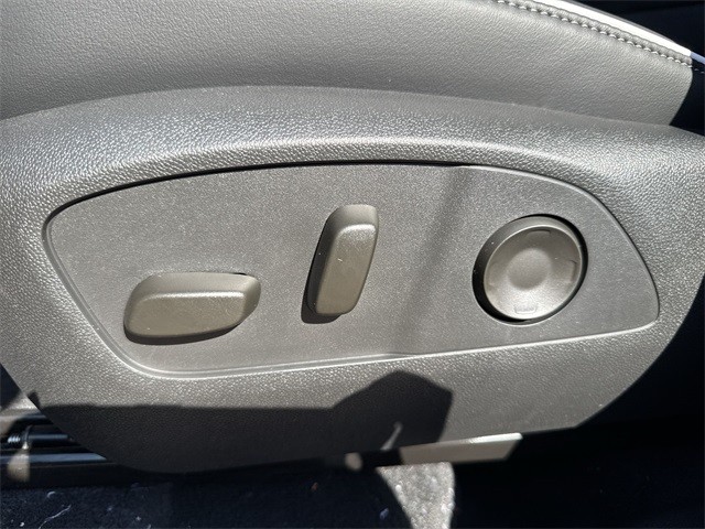 Buick Enclave Vehicle Full-screen Gallery Image 12