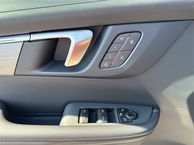 Buick Enclave Vehicle Full-screen Gallery Image 13