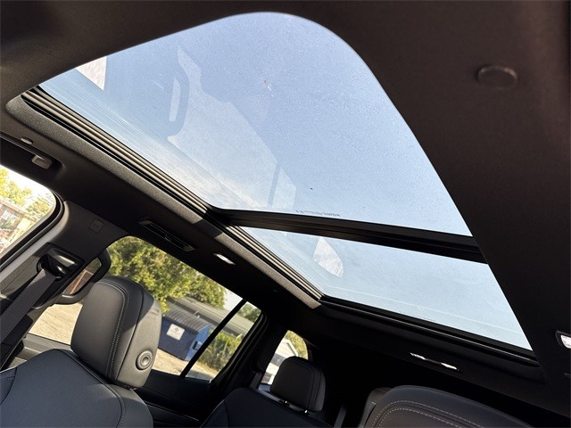 Buick Enclave Vehicle Full-screen Gallery Image 22