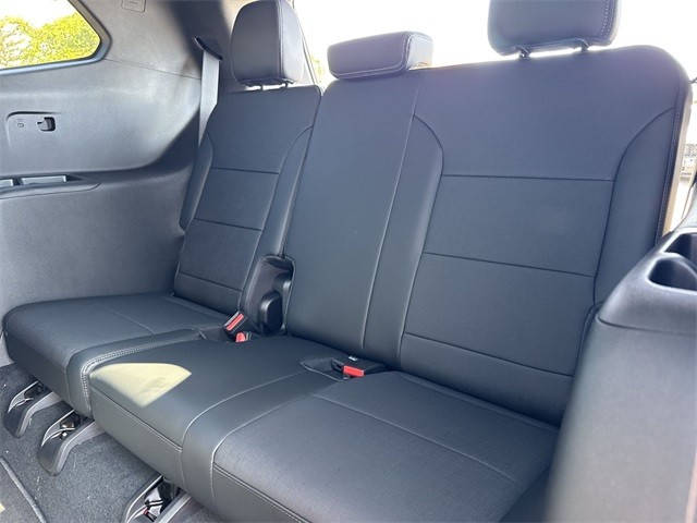 Buick Enclave Vehicle Full-screen Gallery Image 24