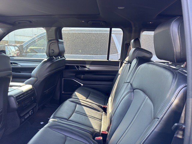 Jeep Wagoneer Vehicle Full-screen Gallery Image 13