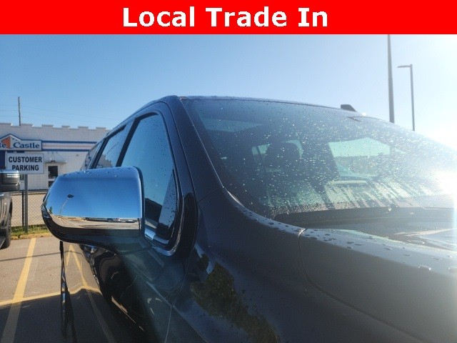 Chevrolet Suburban Vehicle Full-screen Gallery Image 05