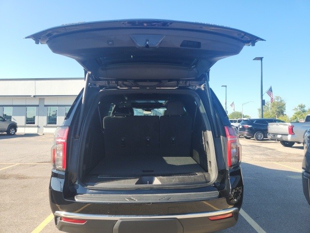 Chevrolet Suburban Vehicle Full-screen Gallery Image 09