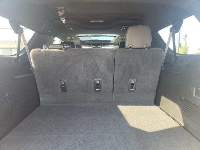 Chevrolet Suburban Vehicle Full-screen Gallery Image 10