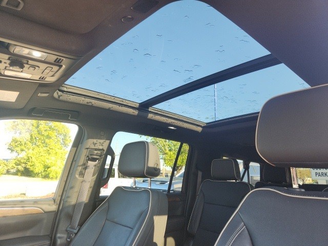 Chevrolet Suburban Vehicle Full-screen Gallery Image 14