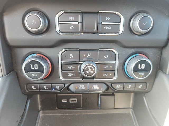 Chevrolet Suburban Vehicle Full-screen Gallery Image 20