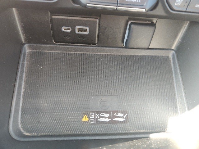 Chevrolet Suburban Vehicle Full-screen Gallery Image 21