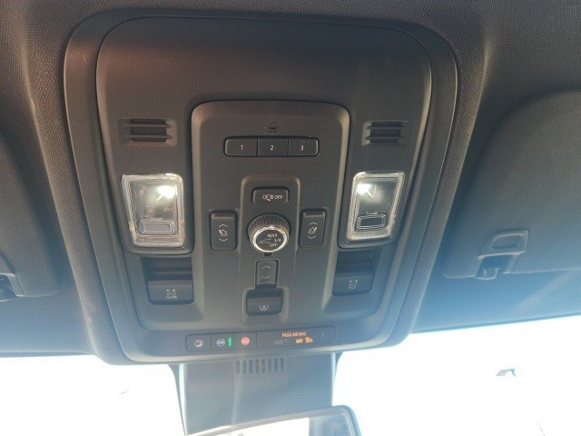 Chevrolet Suburban Vehicle Full-screen Gallery Image 22