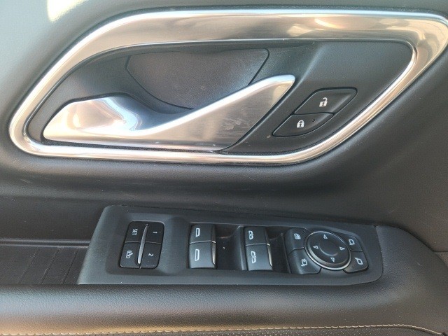 Chevrolet Suburban Vehicle Full-screen Gallery Image 23