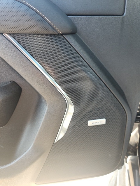 Chevrolet Suburban Vehicle Full-screen Gallery Image 24