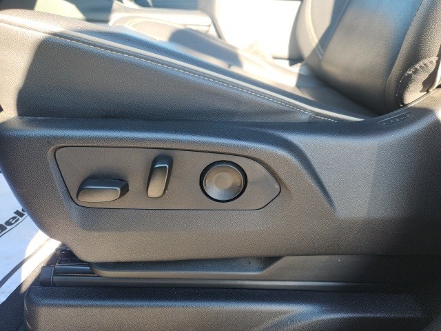 Chevrolet Suburban Vehicle Full-screen Gallery Image 25