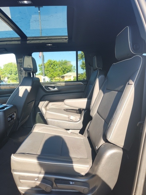 Chevrolet Suburban Vehicle Full-screen Gallery Image 26