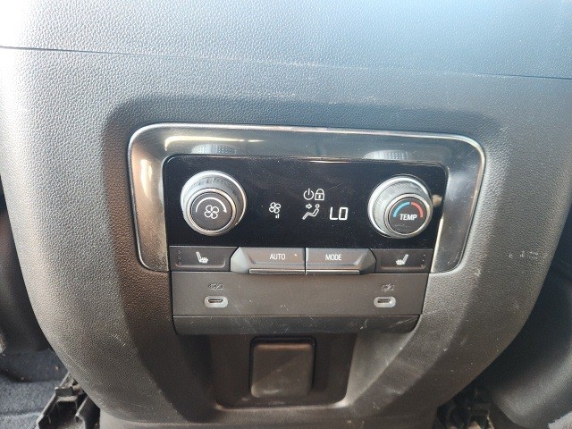 Chevrolet Suburban Vehicle Full-screen Gallery Image 27